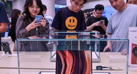  Huawei presenta el primer celular que se pliega en tres partes